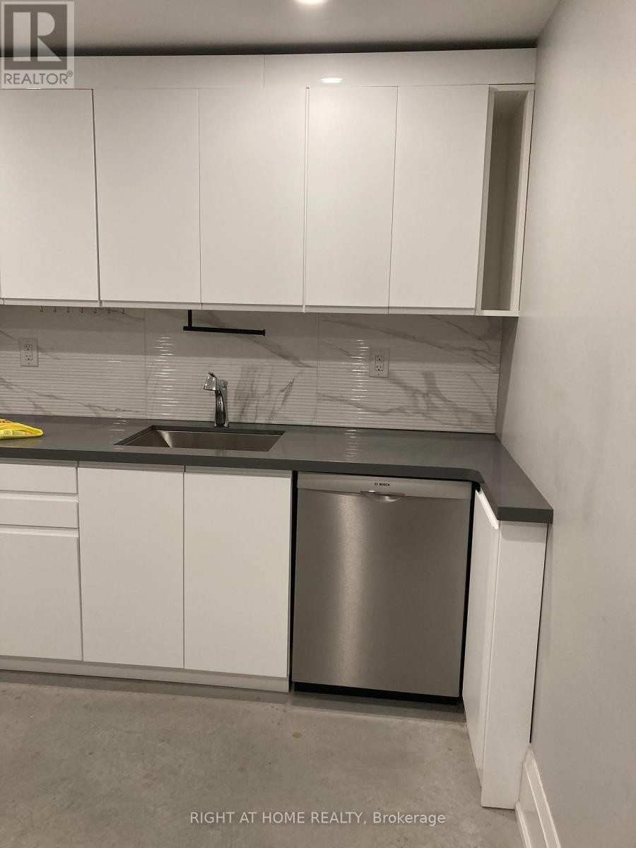 












1 - 294 SOUTH KINGSWAY ROAD

,
Toronto (High Park-Swansea),




Ontario
M6S3T9

