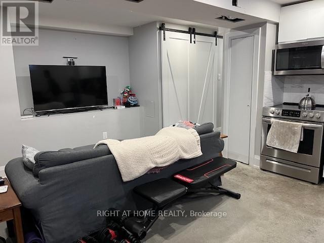 












1 - 294 SOUTH KINGSWAY ROAD

,
Toronto (High Park-Swansea),




Ontario
M6S3T9

