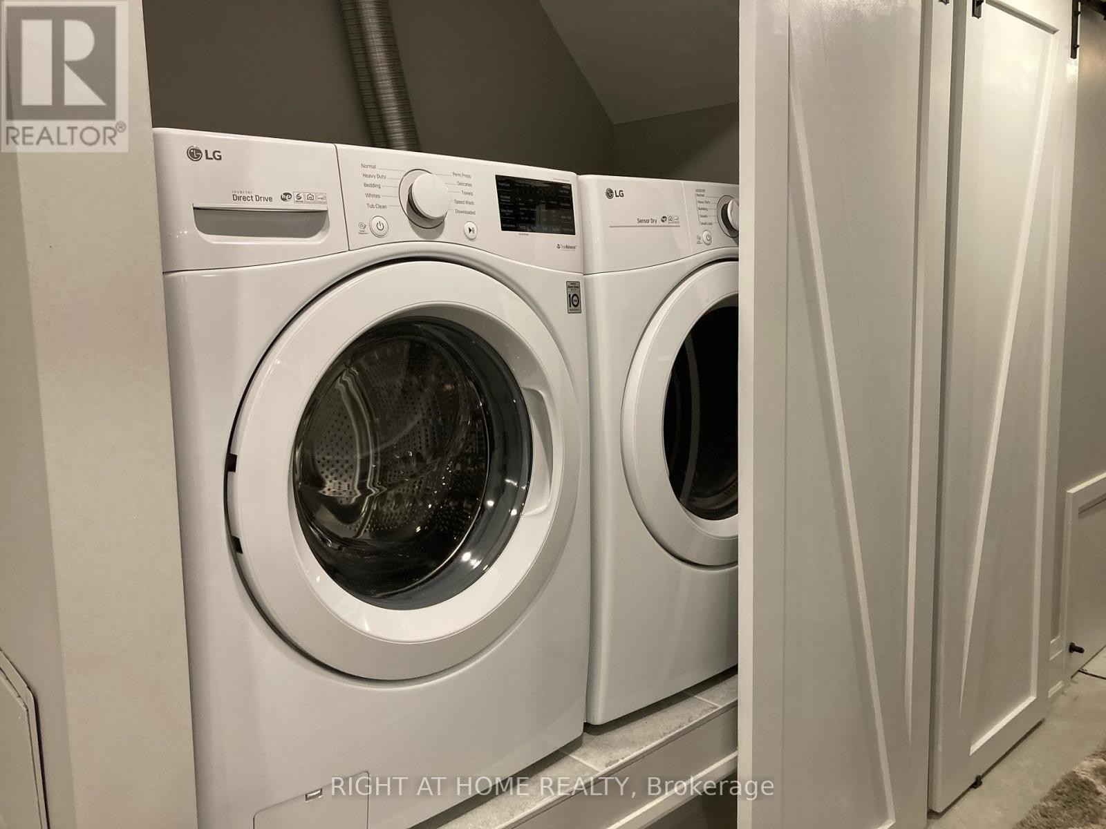 












1 - 294 SOUTH KINGSWAY ROAD

,
Toronto (High Park-Swansea),




Ontario
M6S3T9

