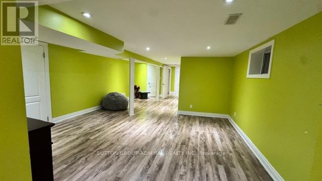 












29 MAYALL AVENUE

,
Toronto (Downsview-Roding-CFB),




Ontario
M3L1E7

