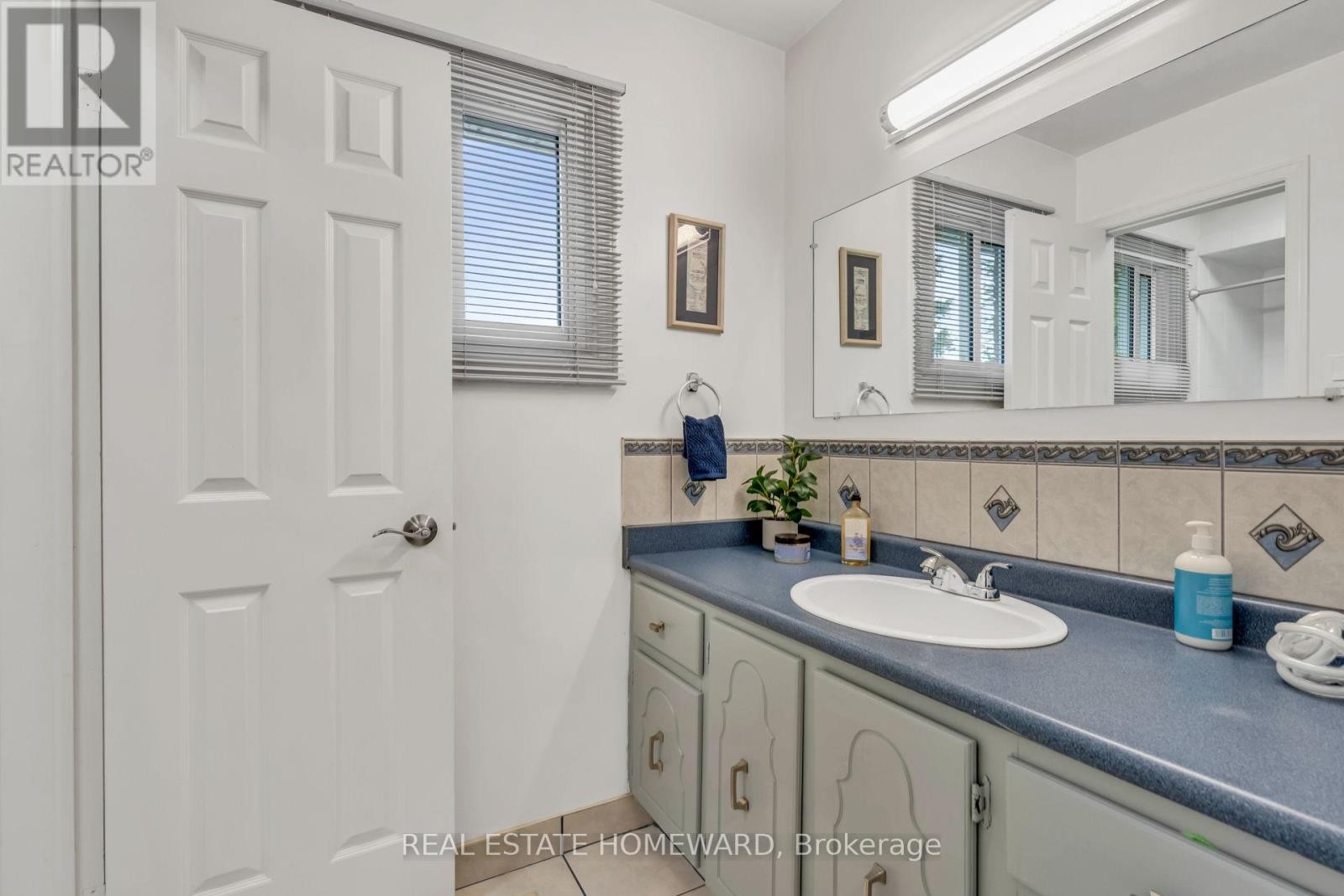 












2032 SHANNON DRIVE

,
Mississauga (Sheridan),




Ontario
L5H3W3


