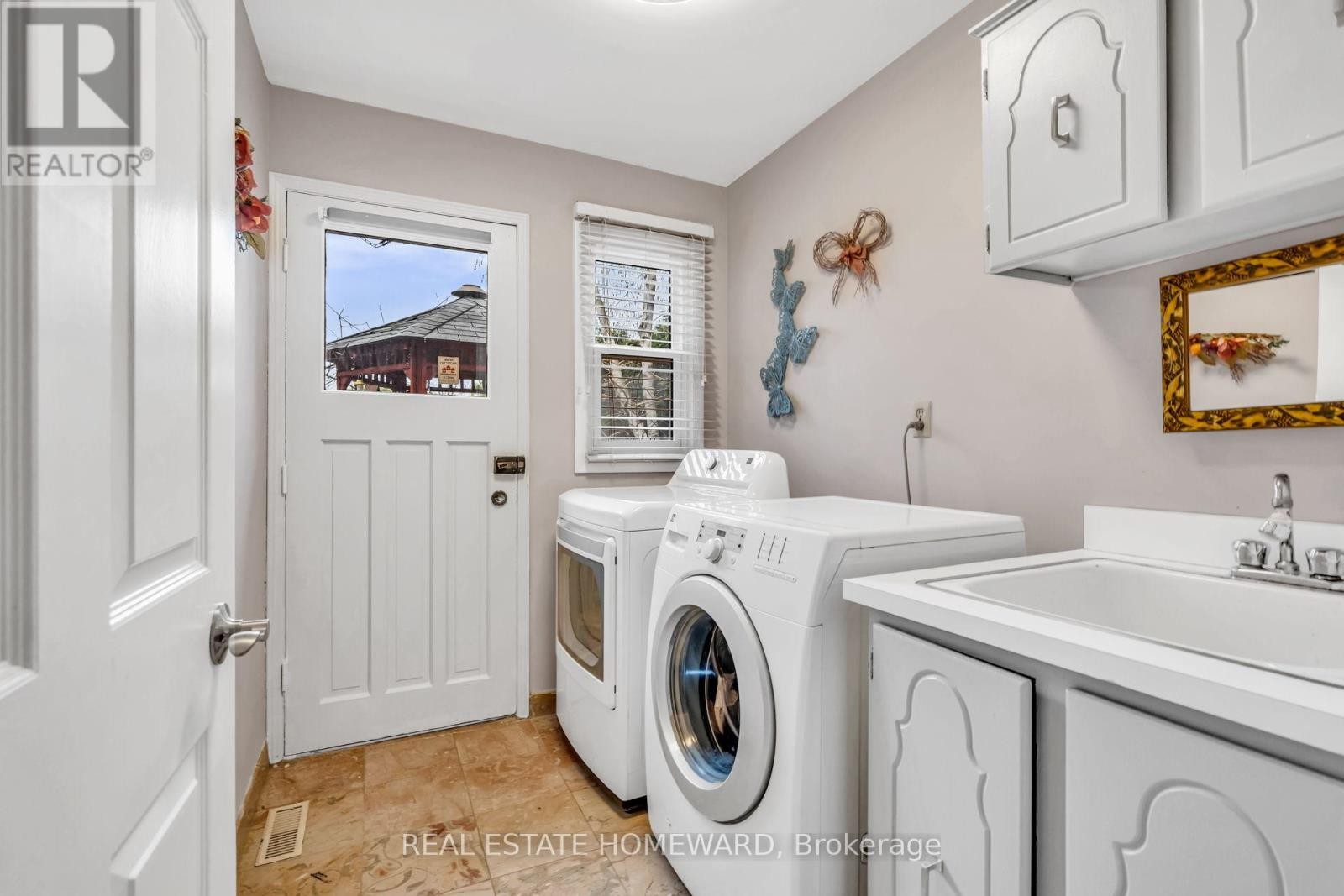 












2032 SHANNON DRIVE

,
Mississauga (Sheridan),




Ontario
L5H3W3


