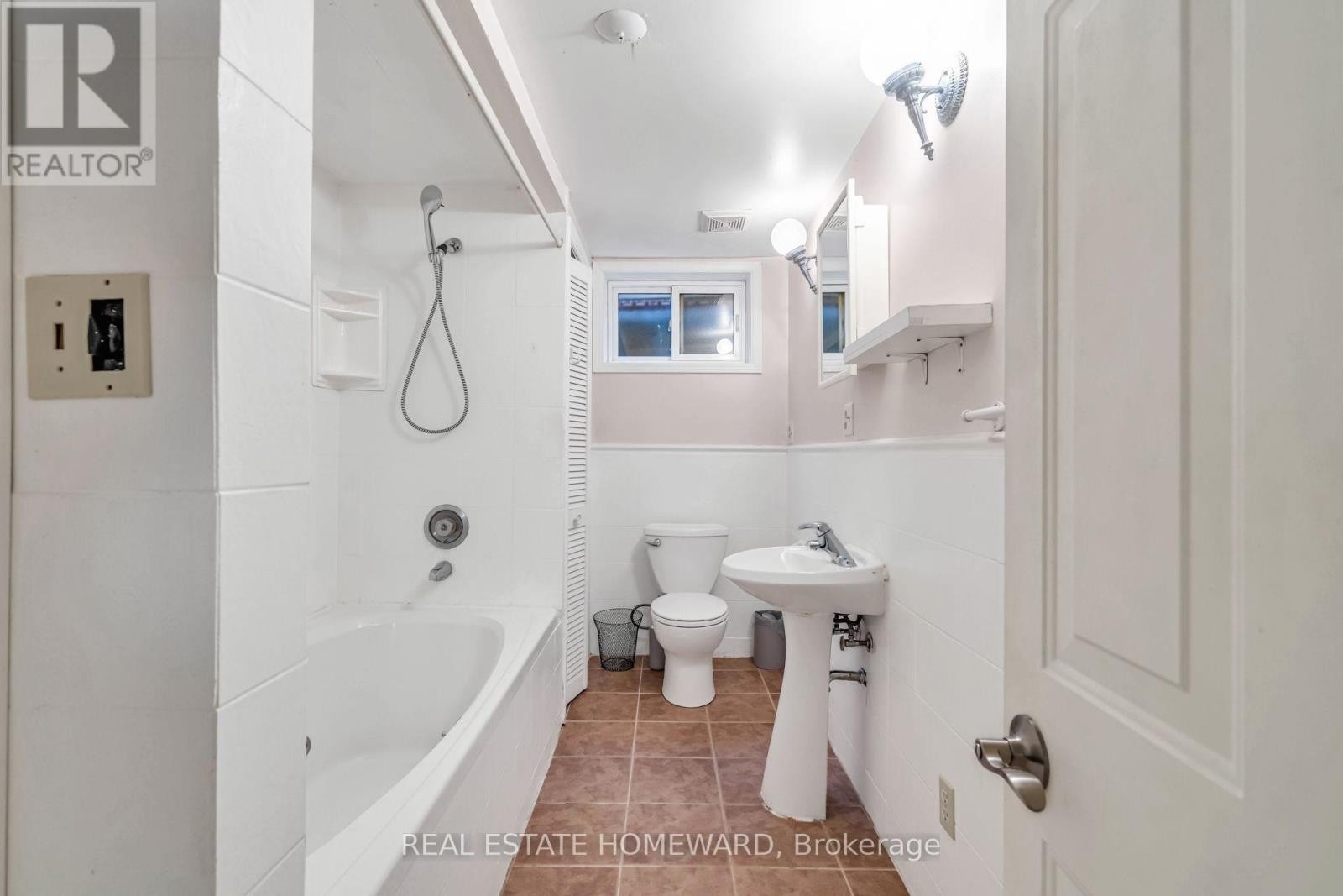 












2032 SHANNON DRIVE

,
Mississauga (Sheridan),




Ontario
L5H3W3

