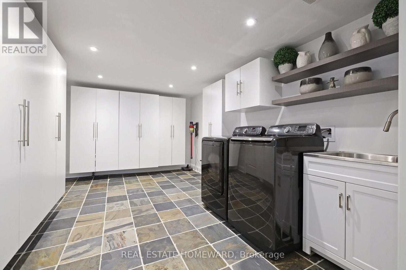 












49 GREENFIELD DRIVE

,
Toronto (Islington-City Centre West),




Ontario
M9B1H2

