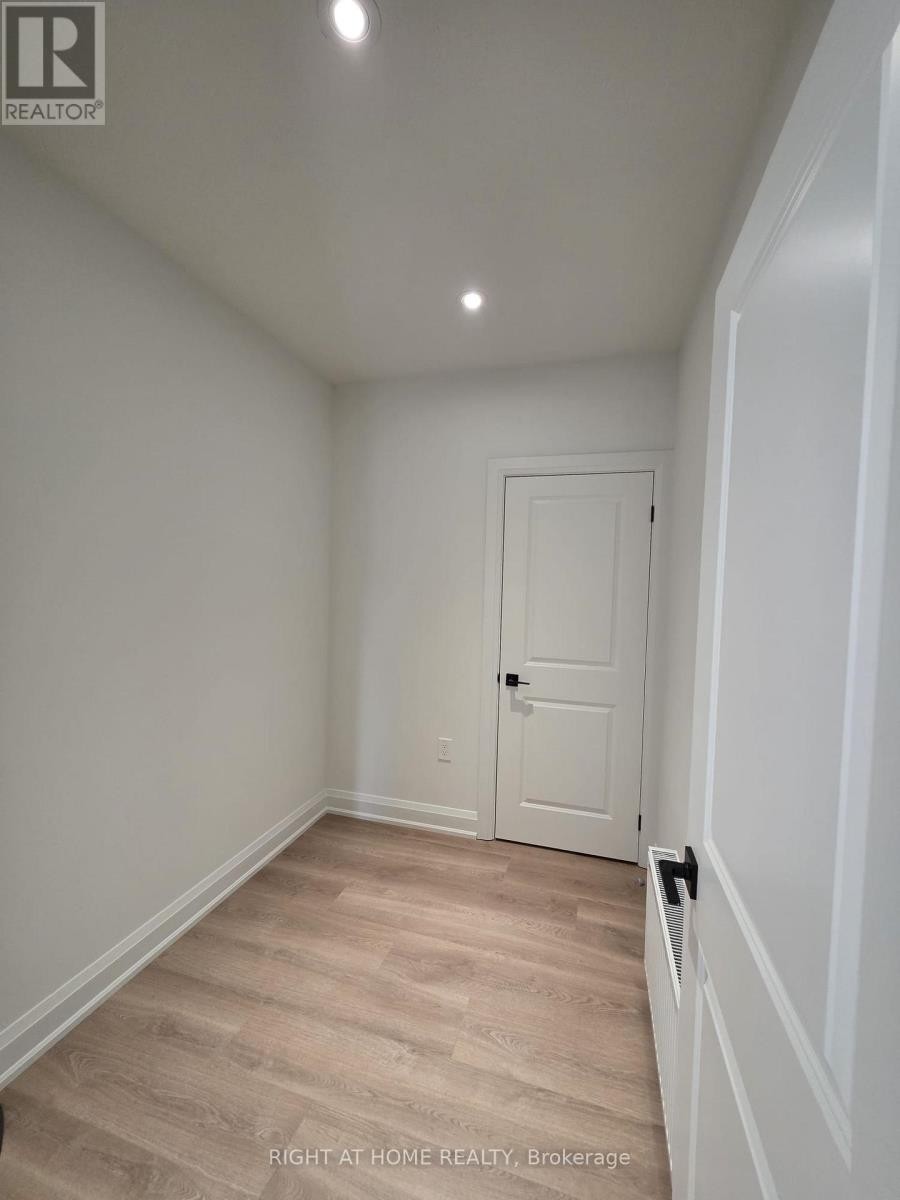 












UNIT 4 - 339 RANEE AVE AVENUE S

,
Toronto (Yorkdale-Glen Park),




Ontario
M6A1N9


