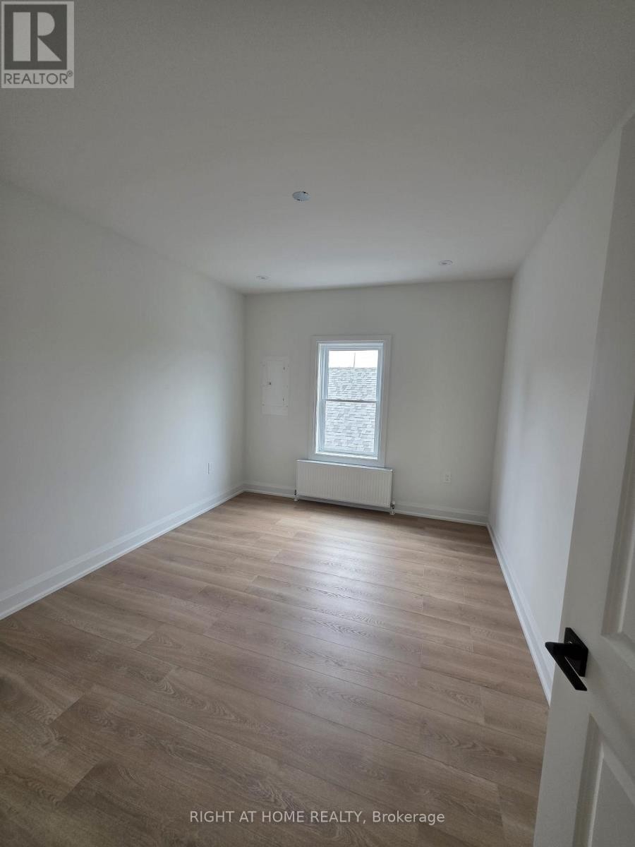 












UNIT 4 - 339 RANEE AVE AVENUE S

,
Toronto (Yorkdale-Glen Park),




Ontario
M6A1N9

