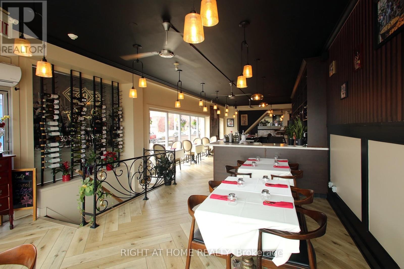 












1370 ST CLAIR AVENUE W

,
Toronto (Corso Italia-Davenport),




Ontario
M6E1C4

