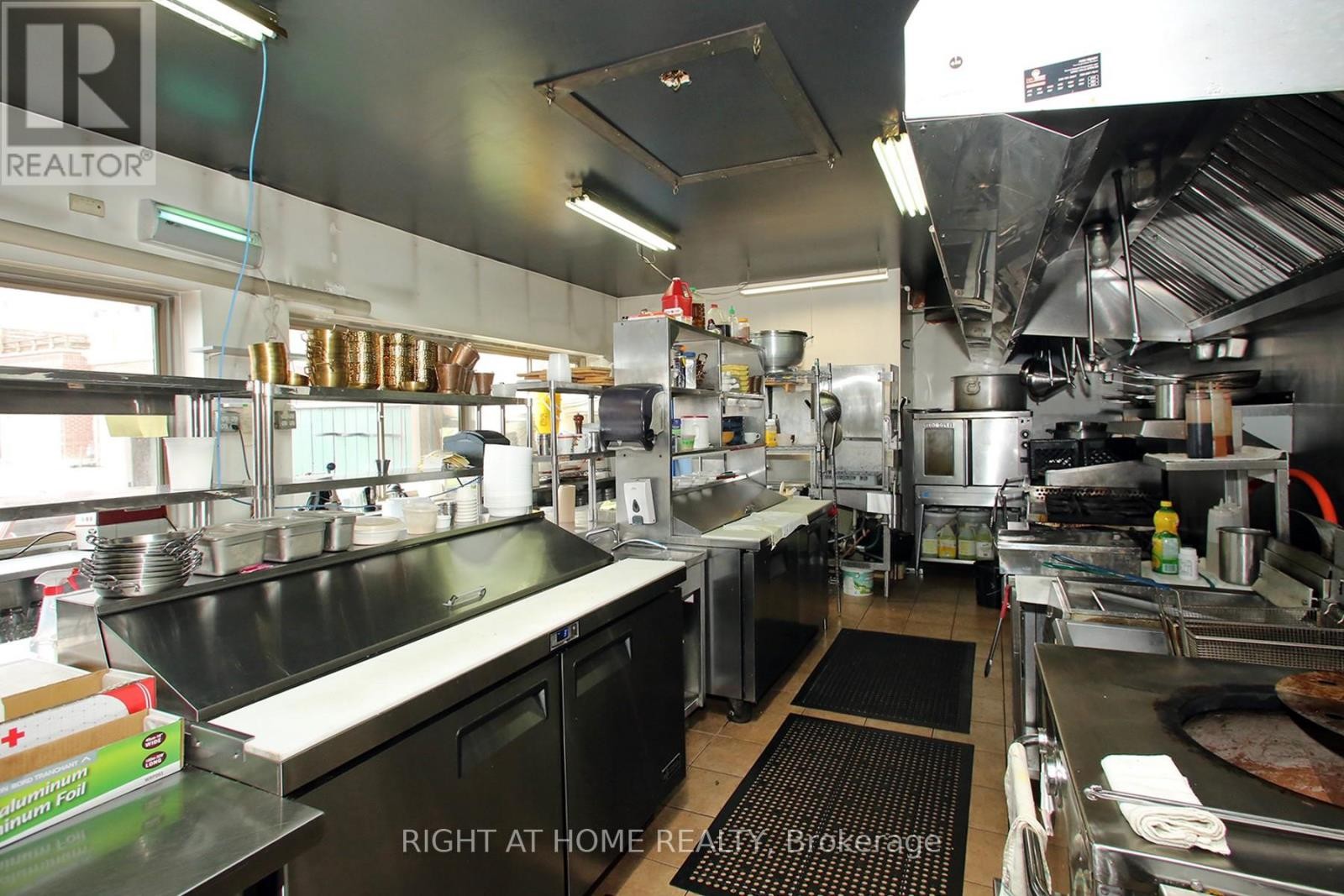 












1370 ST CLAIR AVENUE W

,
Toronto (Corso Italia-Davenport),




Ontario
M6E1C4

