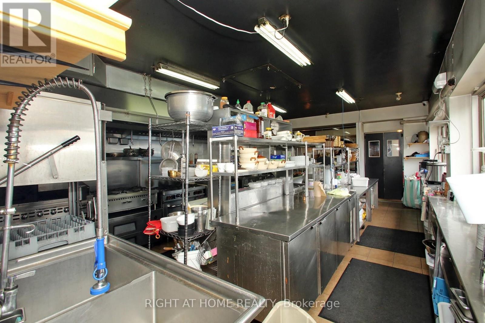 












1370 ST CLAIR AVENUE W

,
Toronto (Corso Italia-Davenport),




Ontario
M6E1C4

