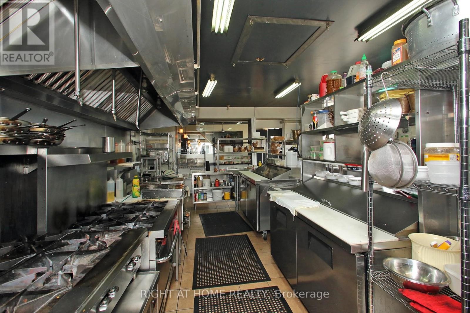 












1370 ST CLAIR AVENUE W

,
Toronto (Corso Italia-Davenport),




Ontario
M6E1C4

