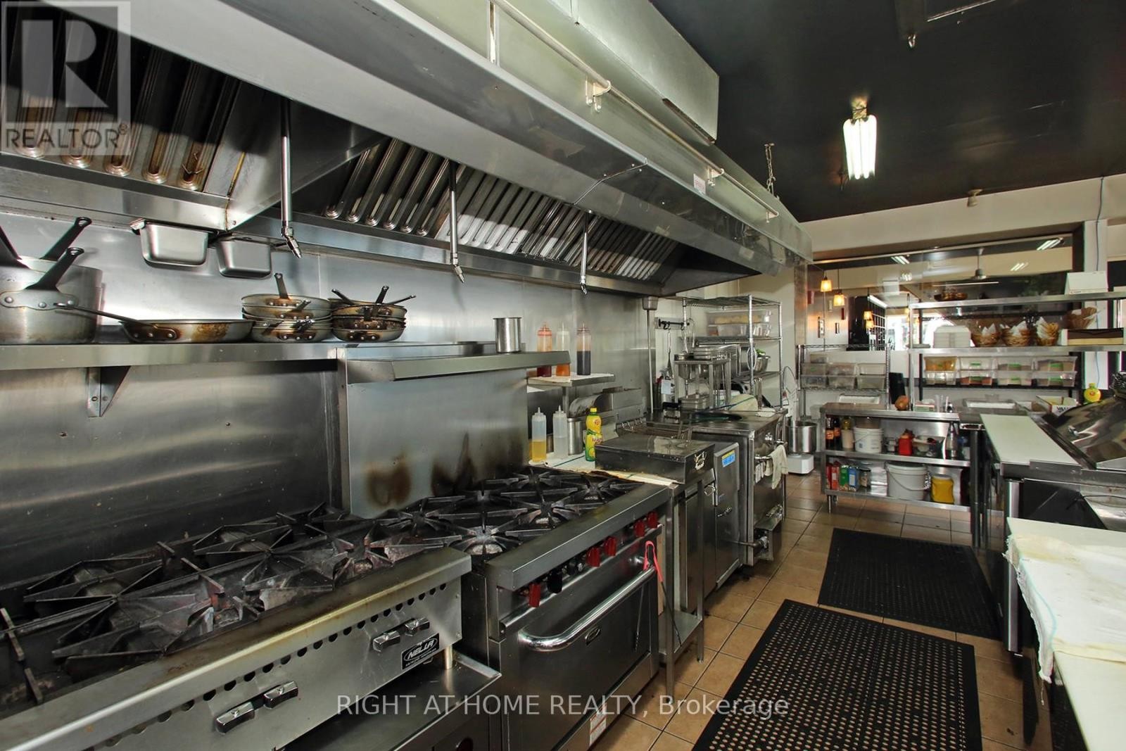 












1370 ST CLAIR AVENUE W

,
Toronto (Corso Italia-Davenport),




Ontario
M6E1C4

