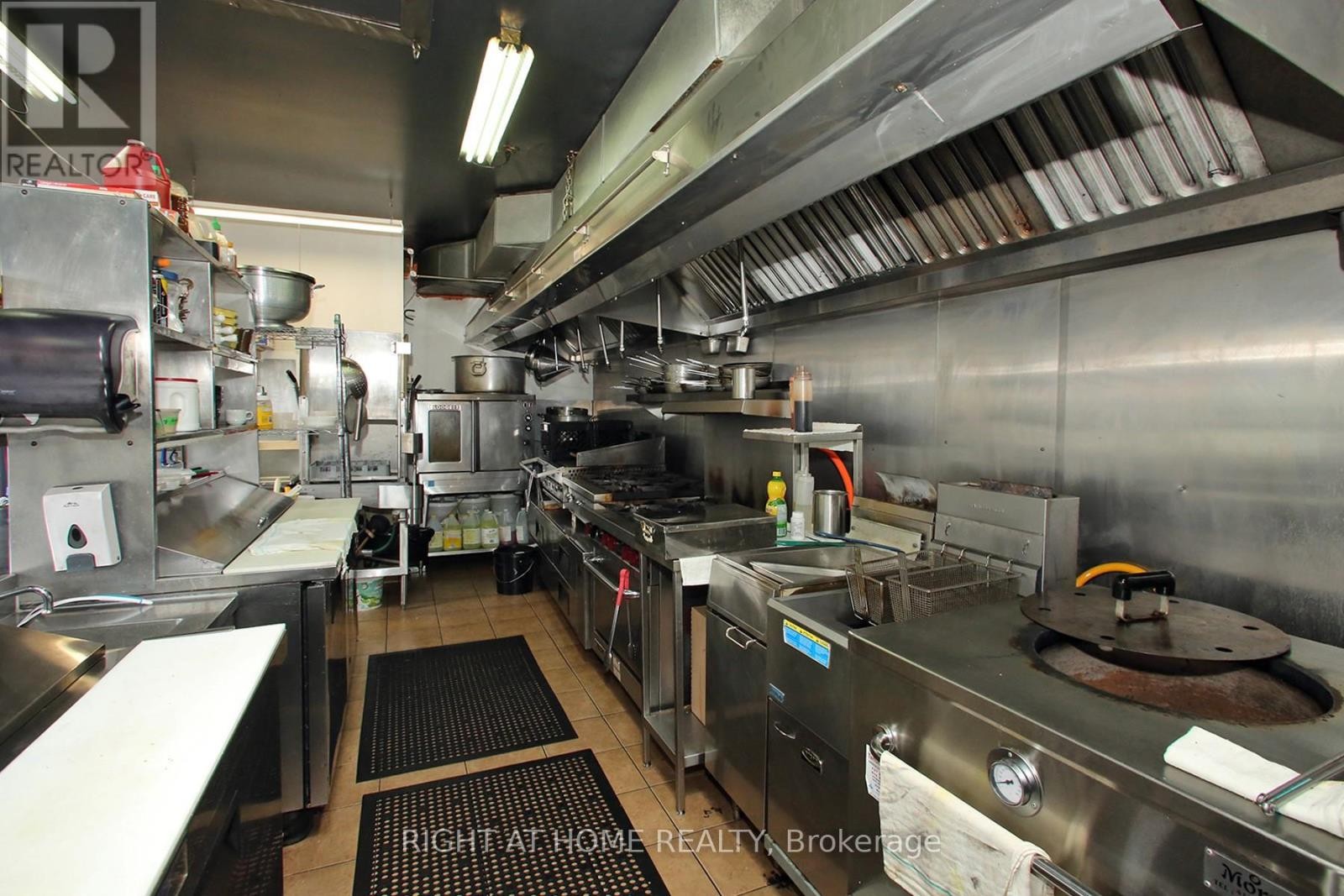 












1370 ST CLAIR AVENUE W

,
Toronto (Corso Italia-Davenport),




Ontario
M6E1C4

