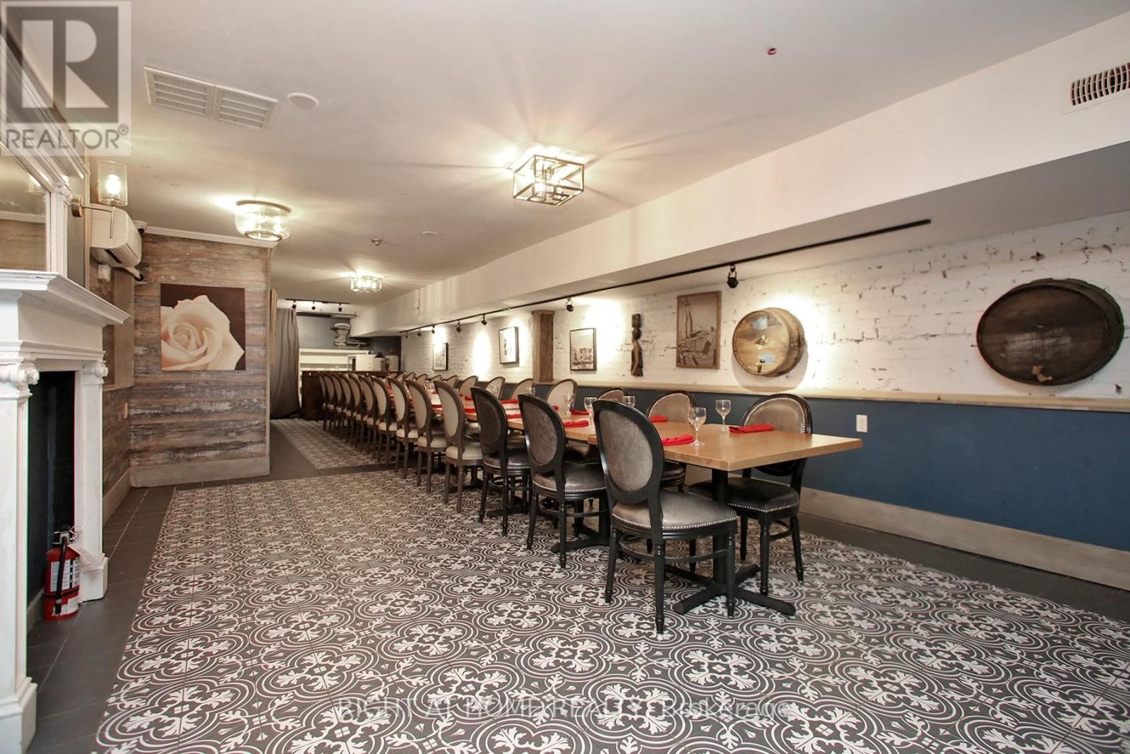 












1370 ST CLAIR AVENUE W

,
Toronto (Corso Italia-Davenport),




Ontario
M6E1C4

