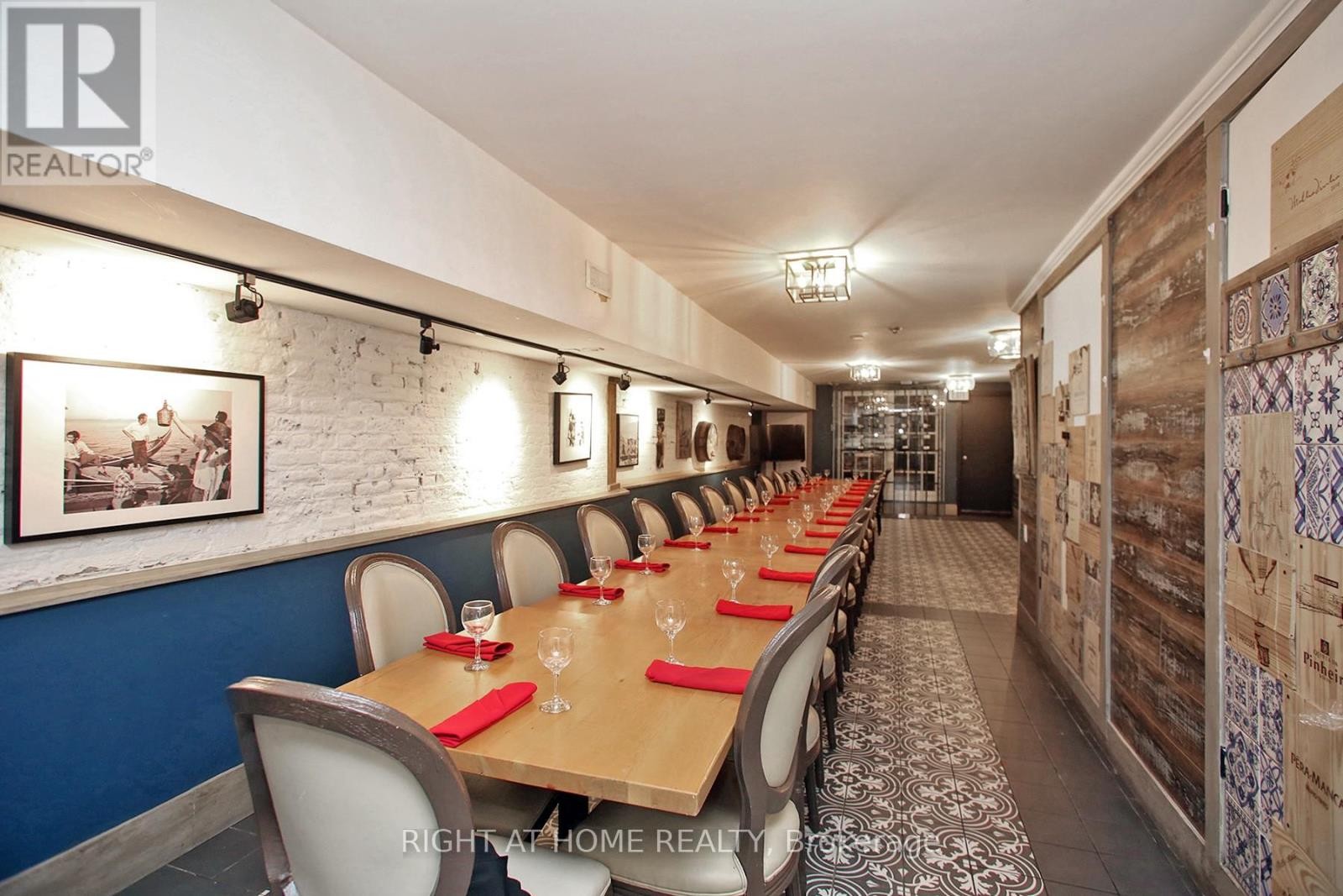 












1370 ST CLAIR AVENUE W

,
Toronto (Corso Italia-Davenport),




Ontario
M6E1C4

