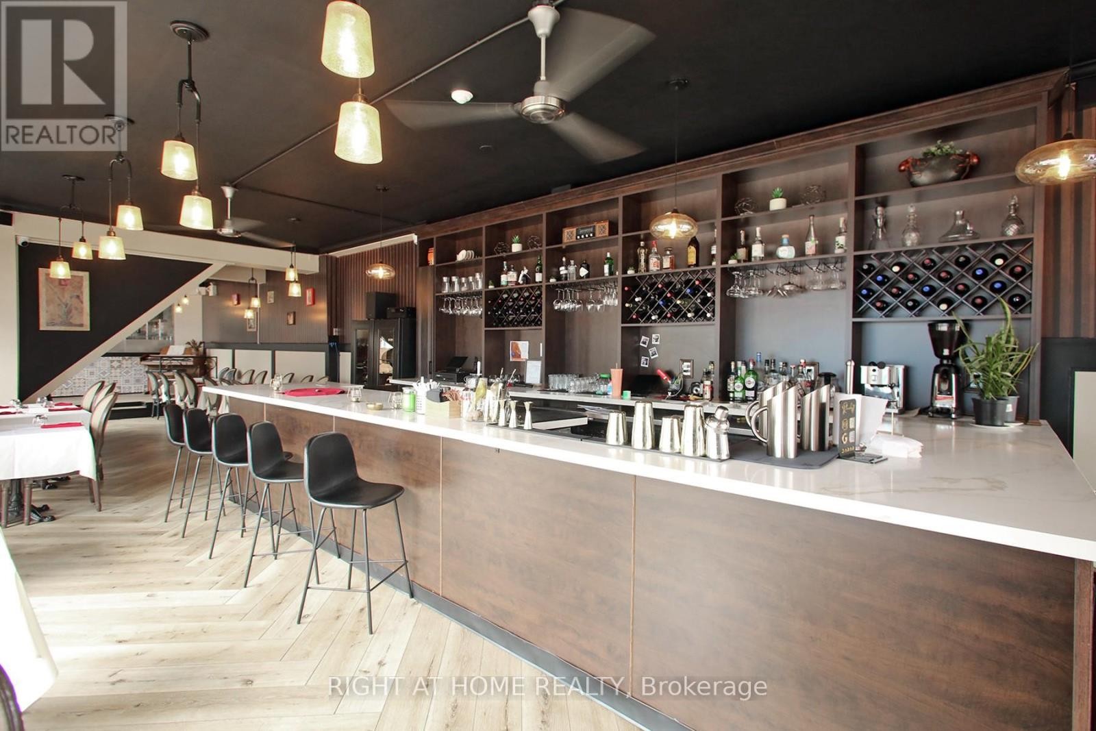 












1370 ST CLAIR AVENUE W

,
Toronto (Corso Italia-Davenport),




Ontario
M6E1C4

