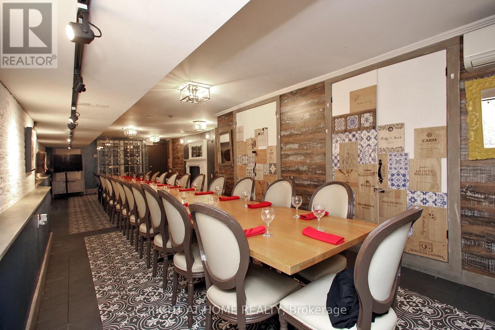 












1370 ST CLAIR AVENUE W

,
Toronto (Corso Italia-Davenport),




Ontario
M6E1C4

