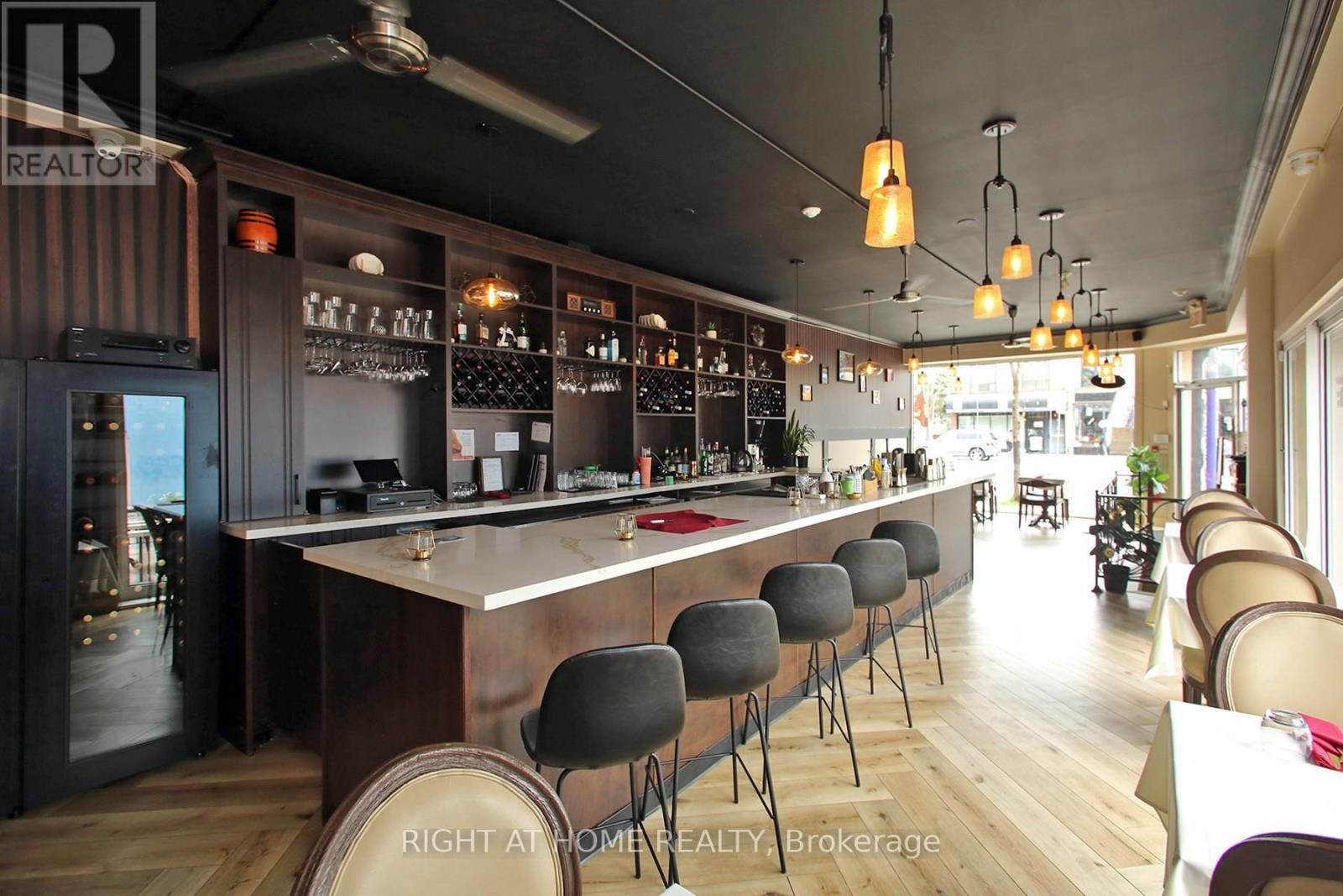 












1370 ST CLAIR AVENUE W

,
Toronto (Corso Italia-Davenport),




Ontario
M6E1C4

