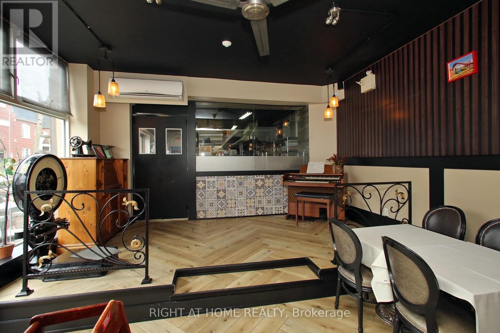 












1370 ST CLAIR AVENUE W

,
Toronto (Corso Italia-Davenport),




Ontario
M6E1C4

