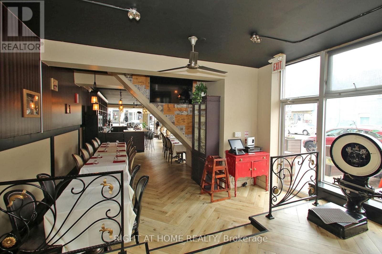 












1370 ST CLAIR AVENUE W

,
Toronto (Corso Italia-Davenport),




Ontario
M6E1C4

