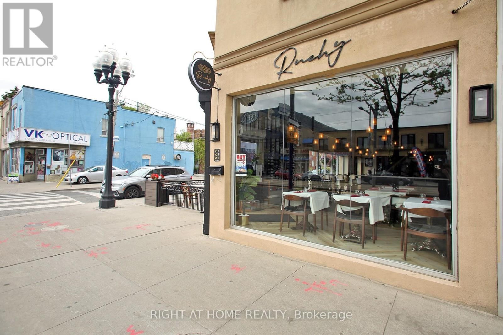 












1370 ST CLAIR AVENUE W

,
Toronto (Corso Italia-Davenport),




Ontario
M6E1C4


