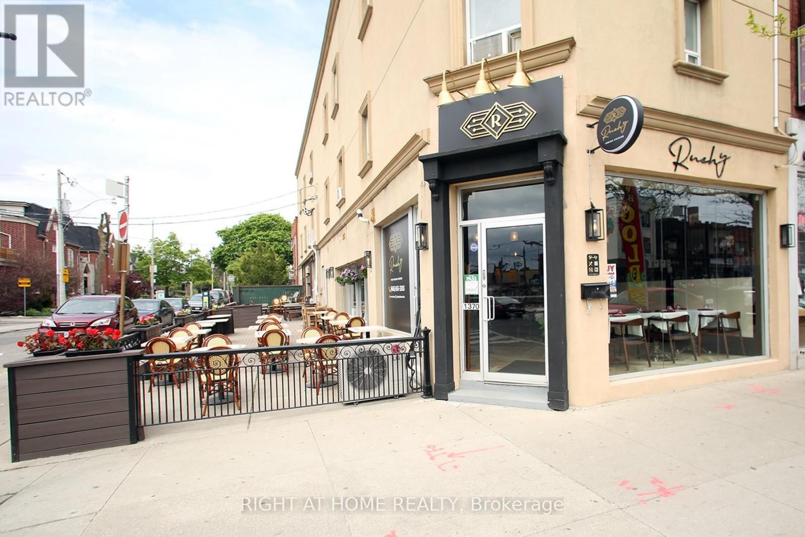 












1370 ST CLAIR AVENUE W

,
Toronto (Corso Italia-Davenport),




Ontario
M6E1C4

