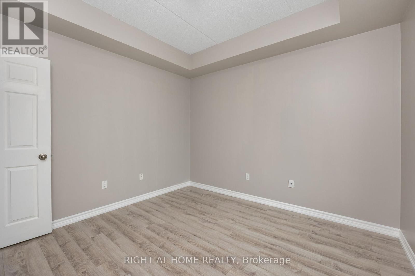 












222 - 640 SAUVE STREET

,
Milton (BE Beaty),




Ontario
L9T9A7

