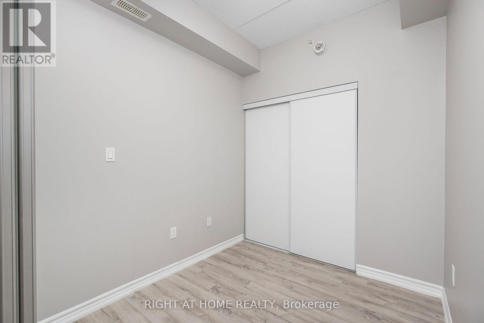 












222 - 640 SAUVE STREET

,
Milton (BE Beaty),




Ontario
L9T9A7

