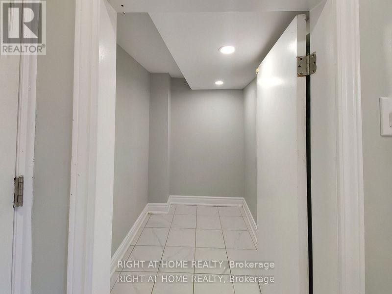 












LOWER - 33 SCHOONER DRIVE

,
Brampton (Fletcher's Meadow),




Ontario
L7A3H3

