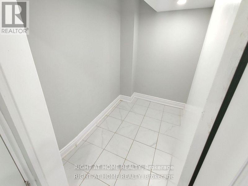 












LOWER - 33 SCHOONER DRIVE

,
Brampton (Fletcher's Meadow),




Ontario
L7A3H3

