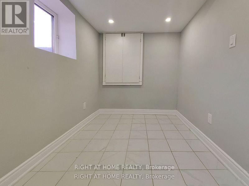 












LOWER - 33 SCHOONER DRIVE

,
Brampton (Fletcher's Meadow),




Ontario
L7A3H3

