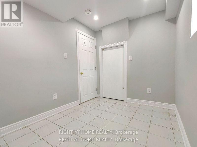 












LOWER - 33 SCHOONER DRIVE

,
Brampton (Fletcher's Meadow),




Ontario
L7A3H3

