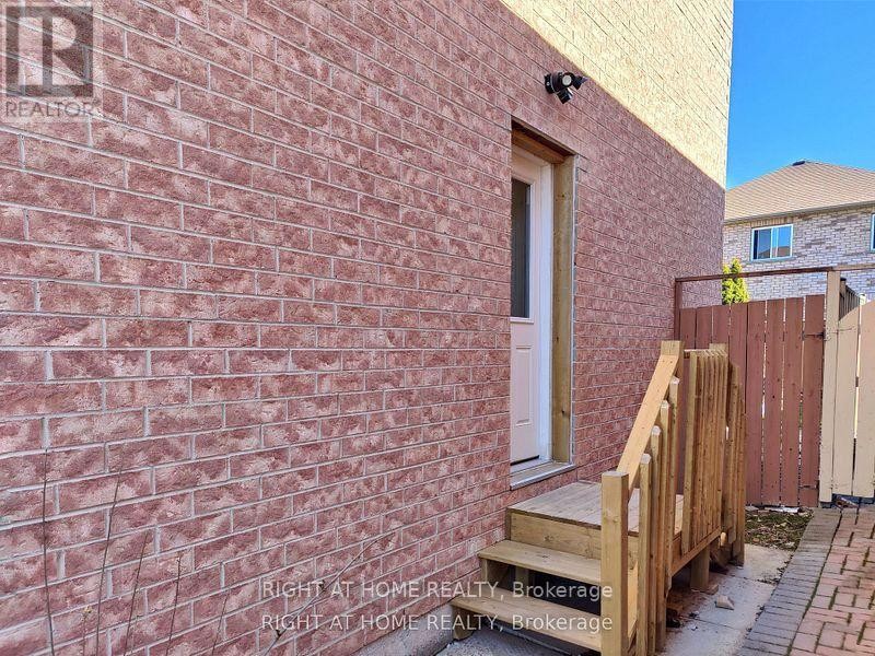 












LOWER - 33 SCHOONER DRIVE

,
Brampton (Fletcher's Meadow),




Ontario
L7A3H3

