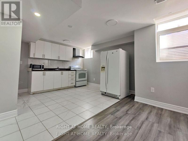 












LOWER - 33 SCHOONER DRIVE

,
Brampton (Fletcher's Meadow),




Ontario
L7A3H3

