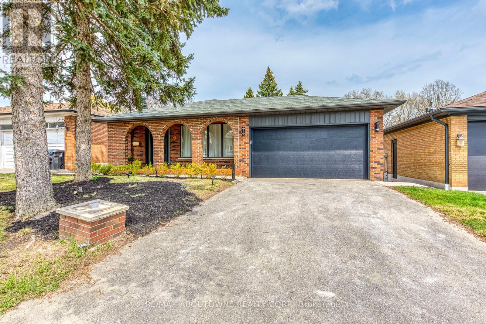 












7 IVYBRIDGE DRIVE

,
Toronto (Eringate-Centennial-West Deane),




Ontario
M9C3R2

