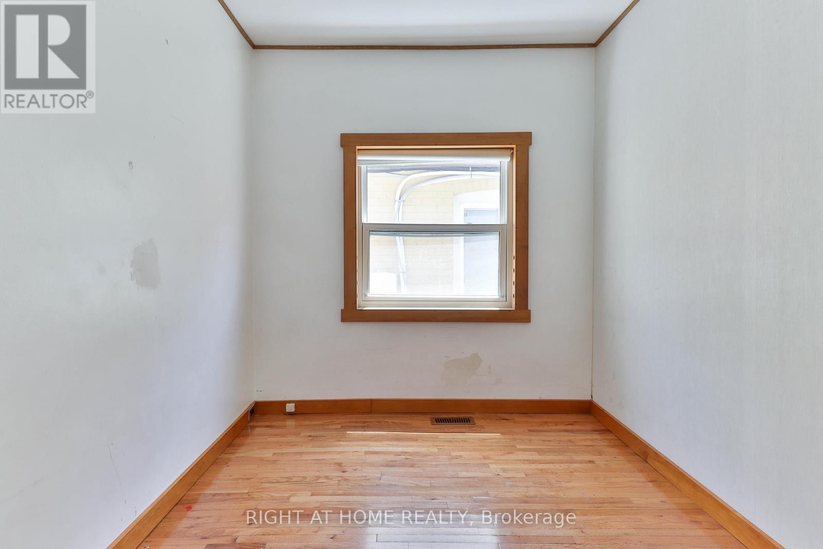 












948 RUNNYMEDE ROAD

,
Toronto (Rockcliffe-Smythe),




Ontario
M6N3W4

