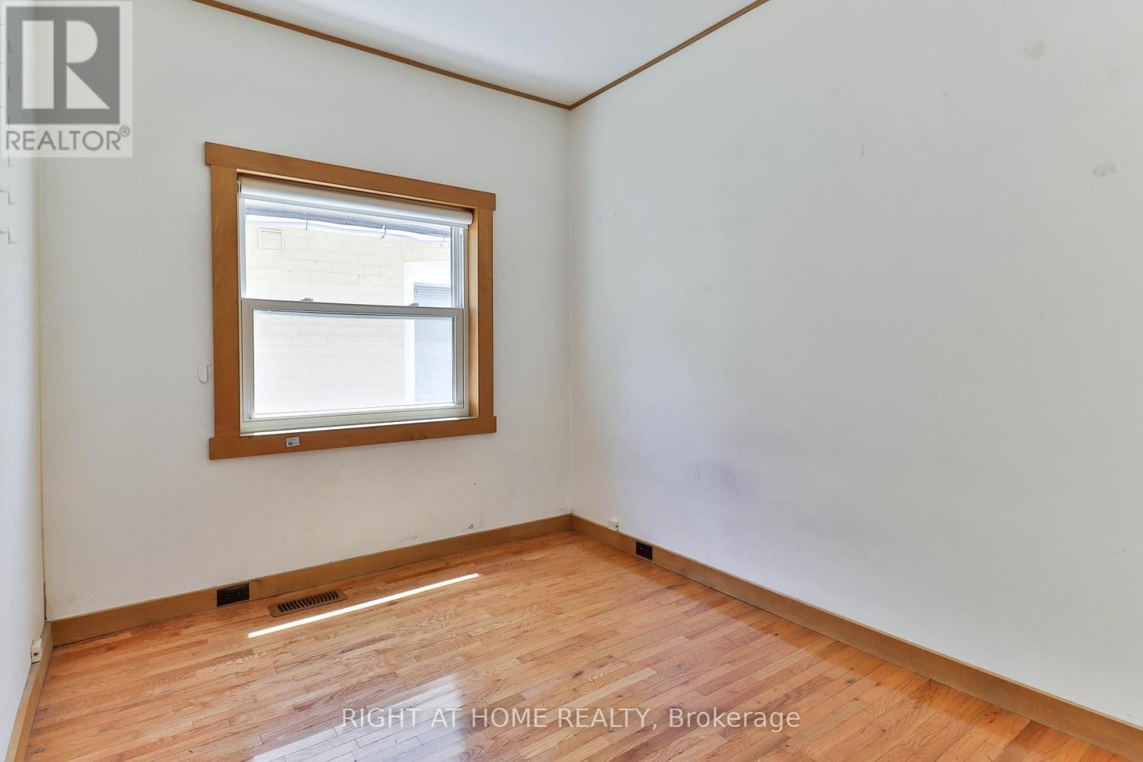 












948 RUNNYMEDE ROAD

,
Toronto (Rockcliffe-Smythe),




Ontario
M6N3W4

