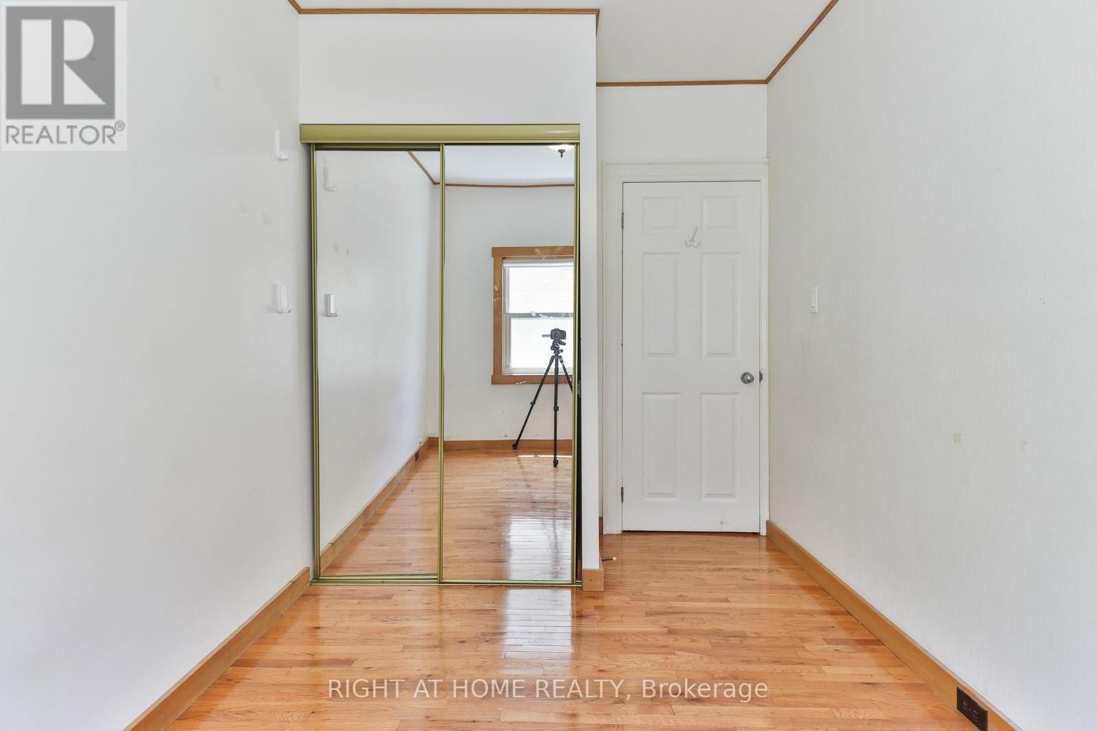 












948 RUNNYMEDE ROAD

,
Toronto (Rockcliffe-Smythe),




Ontario
M6N3W4

