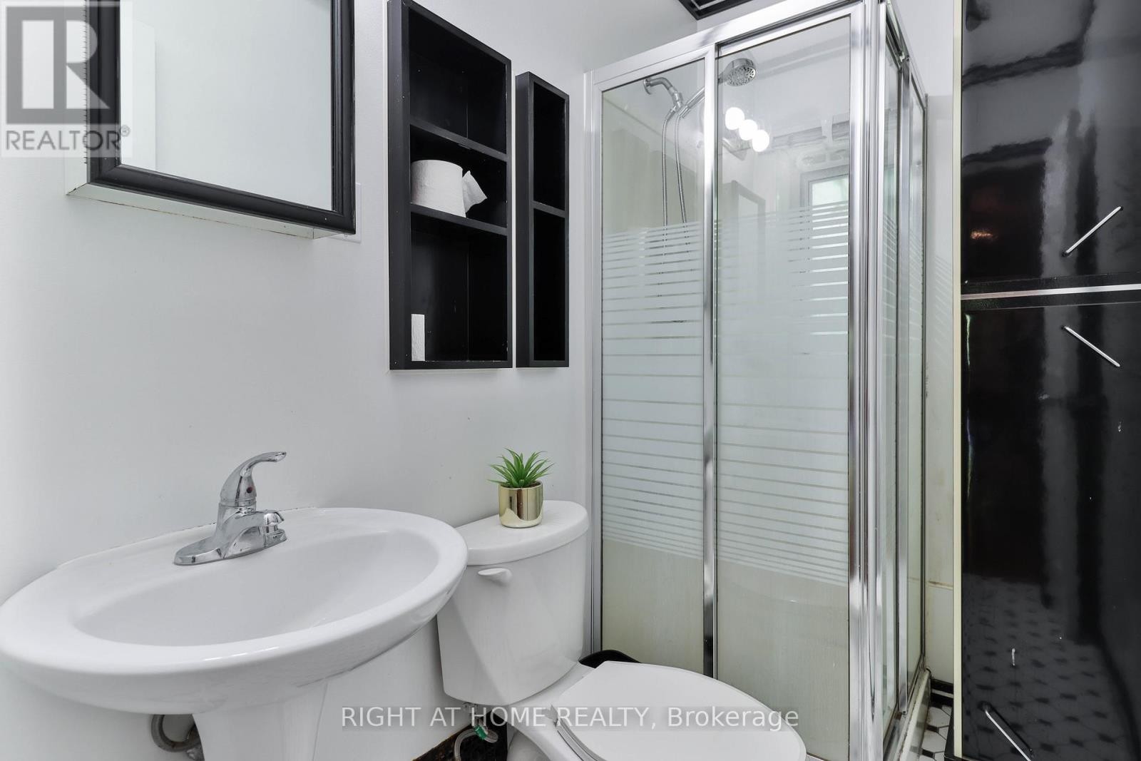 












948 RUNNYMEDE ROAD

,
Toronto (Rockcliffe-Smythe),




Ontario
M6N3W4

