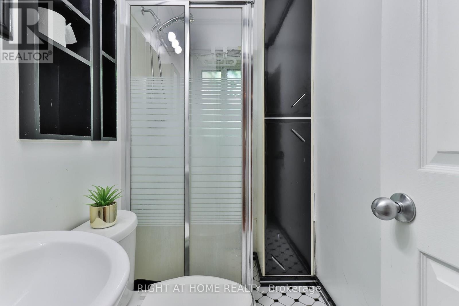 












948 RUNNYMEDE ROAD

,
Toronto (Rockcliffe-Smythe),




Ontario
M6N3W4

