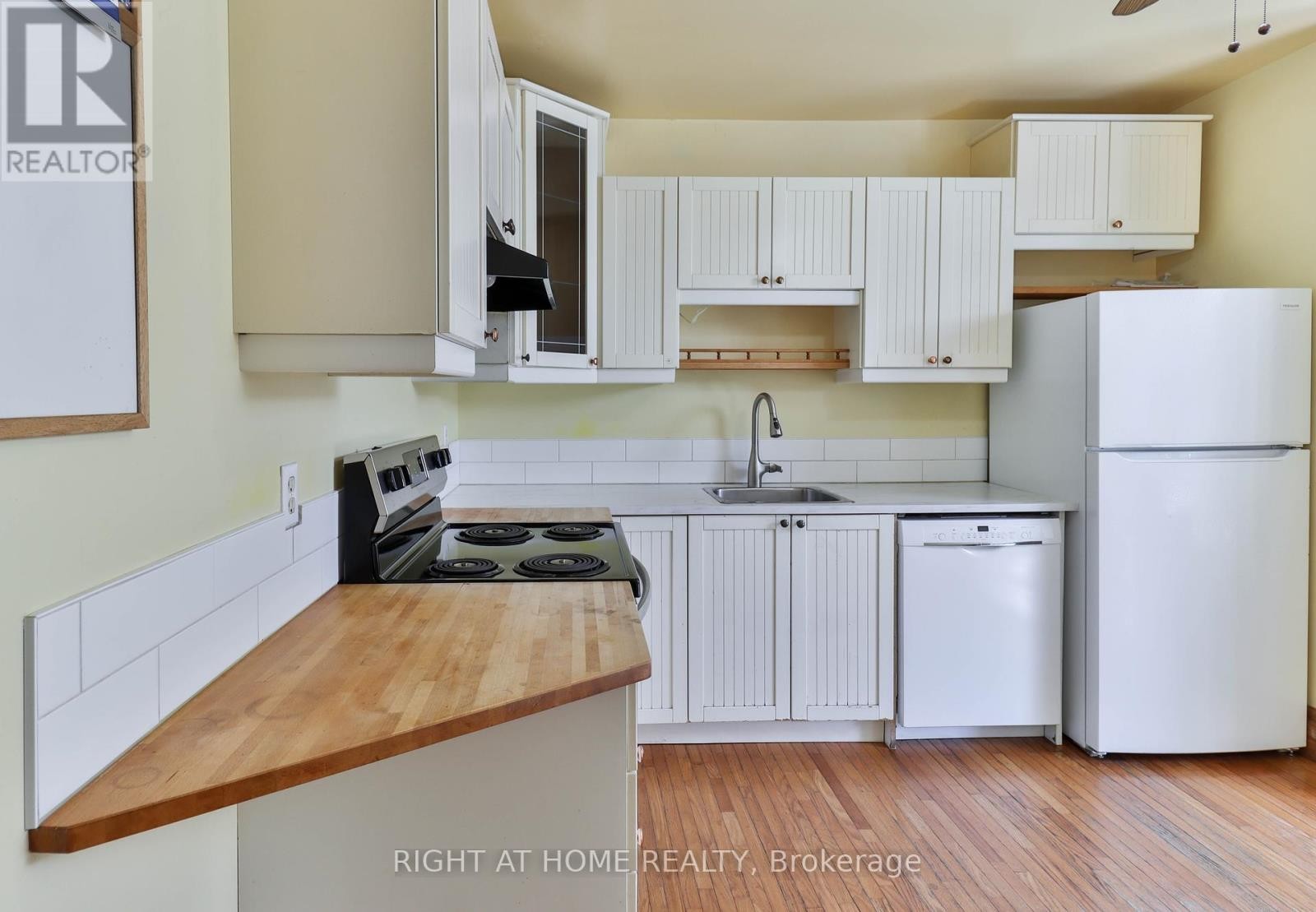 












948 RUNNYMEDE ROAD

,
Toronto (Rockcliffe-Smythe),




Ontario
M6N3W4

