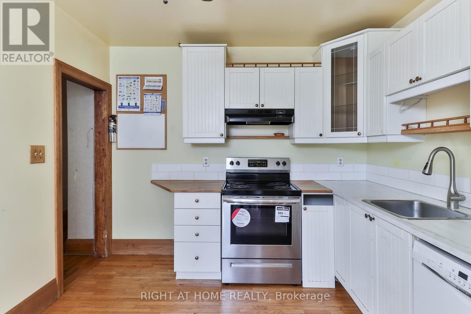 












948 RUNNYMEDE ROAD

,
Toronto (Rockcliffe-Smythe),




Ontario
M6N3W4

