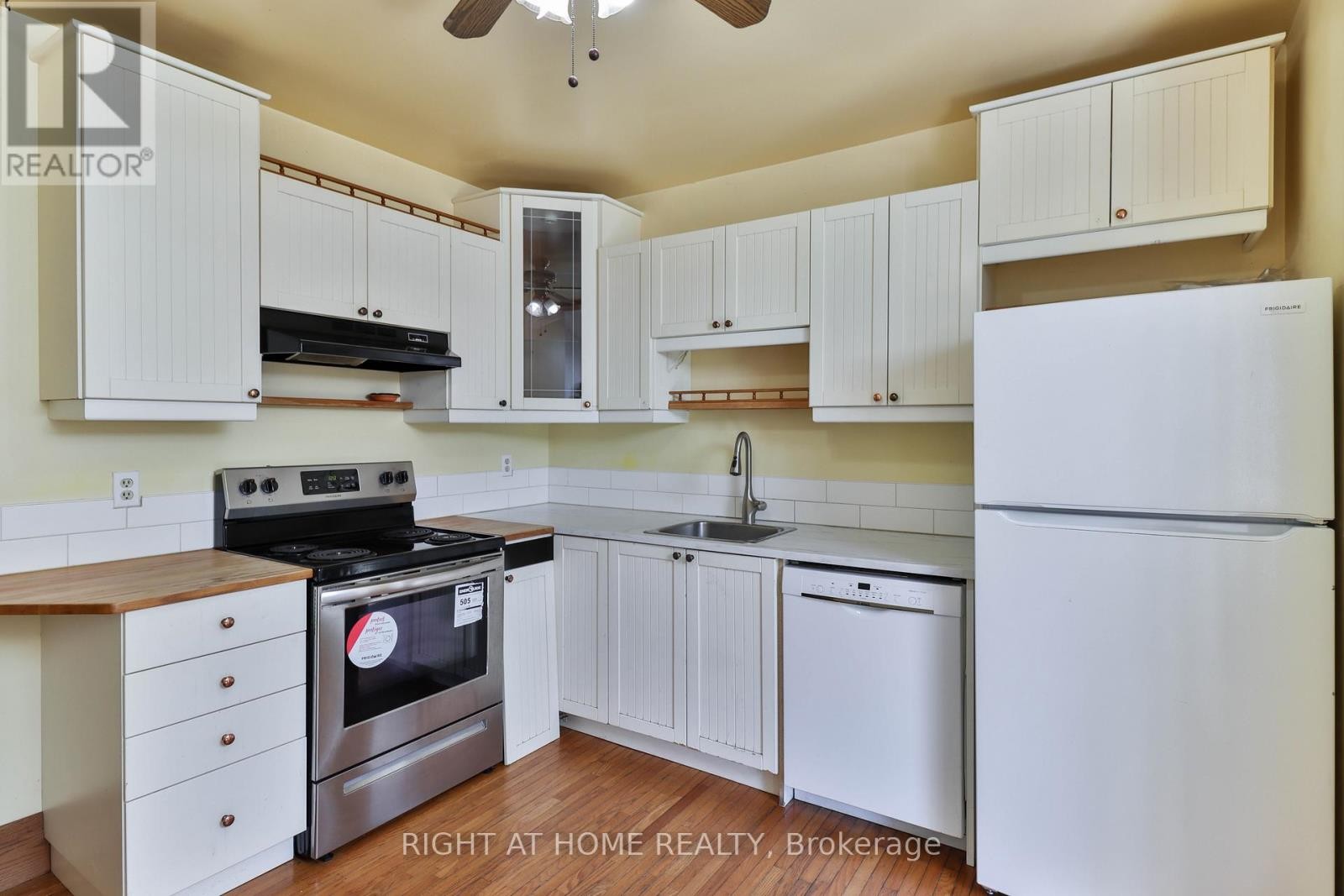 












948 RUNNYMEDE ROAD

,
Toronto (Rockcliffe-Smythe),




Ontario
M6N3W4

