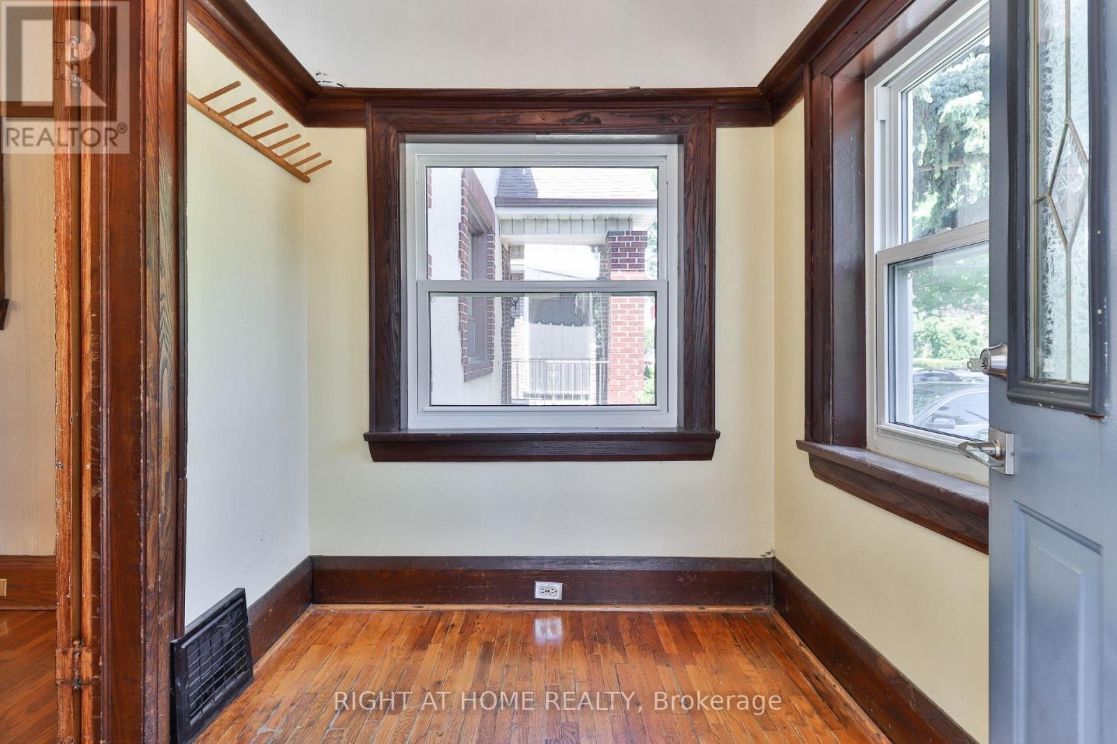 












948 RUNNYMEDE ROAD

,
Toronto (Rockcliffe-Smythe),




Ontario
M6N3W4

