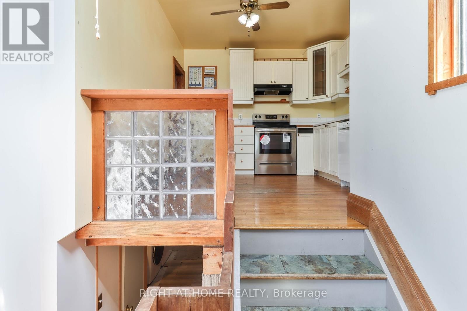 












948 RUNNYMEDE ROAD

,
Toronto (Rockcliffe-Smythe),




Ontario
M6N3W4

