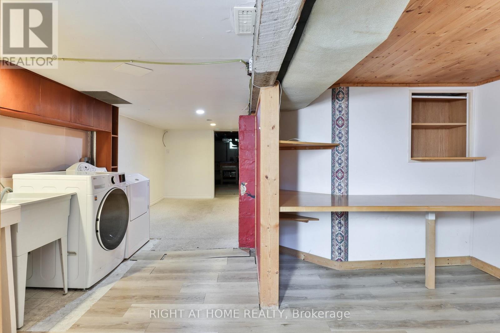 












948 RUNNYMEDE ROAD

,
Toronto (Rockcliffe-Smythe),




Ontario
M6N3W4

