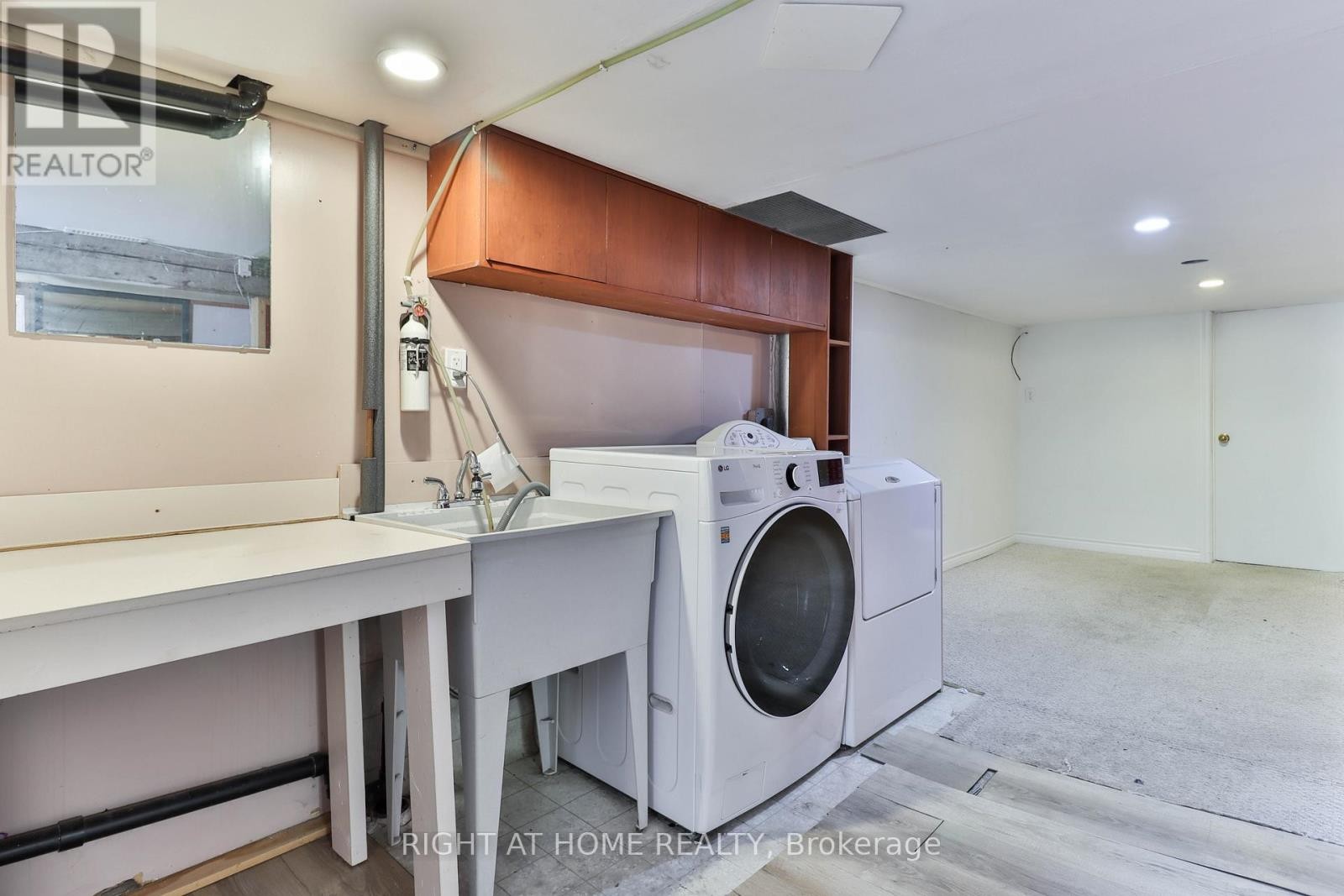 












948 RUNNYMEDE ROAD

,
Toronto (Rockcliffe-Smythe),




Ontario
M6N3W4

