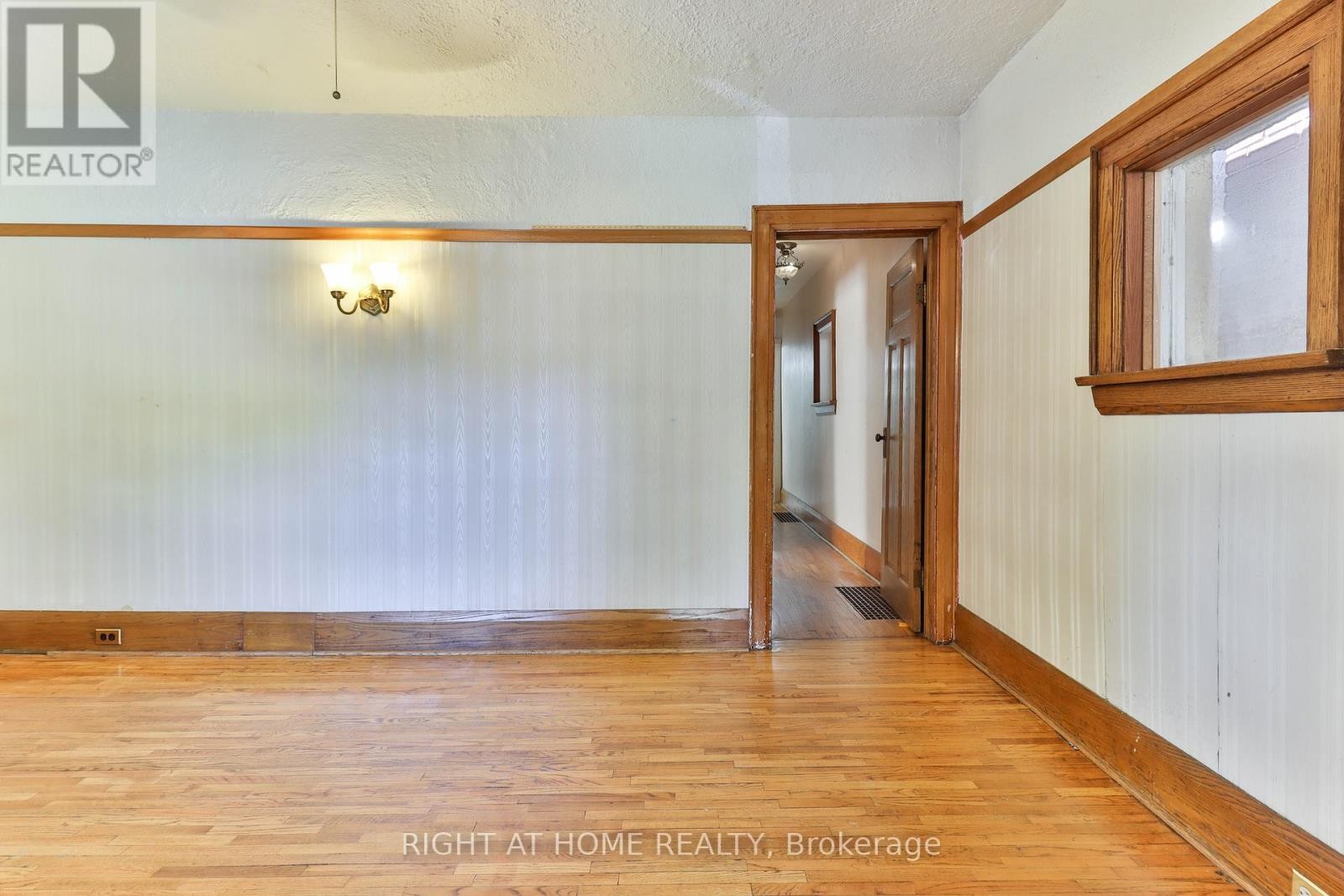 












948 RUNNYMEDE ROAD

,
Toronto (Rockcliffe-Smythe),




Ontario
M6N3W4

