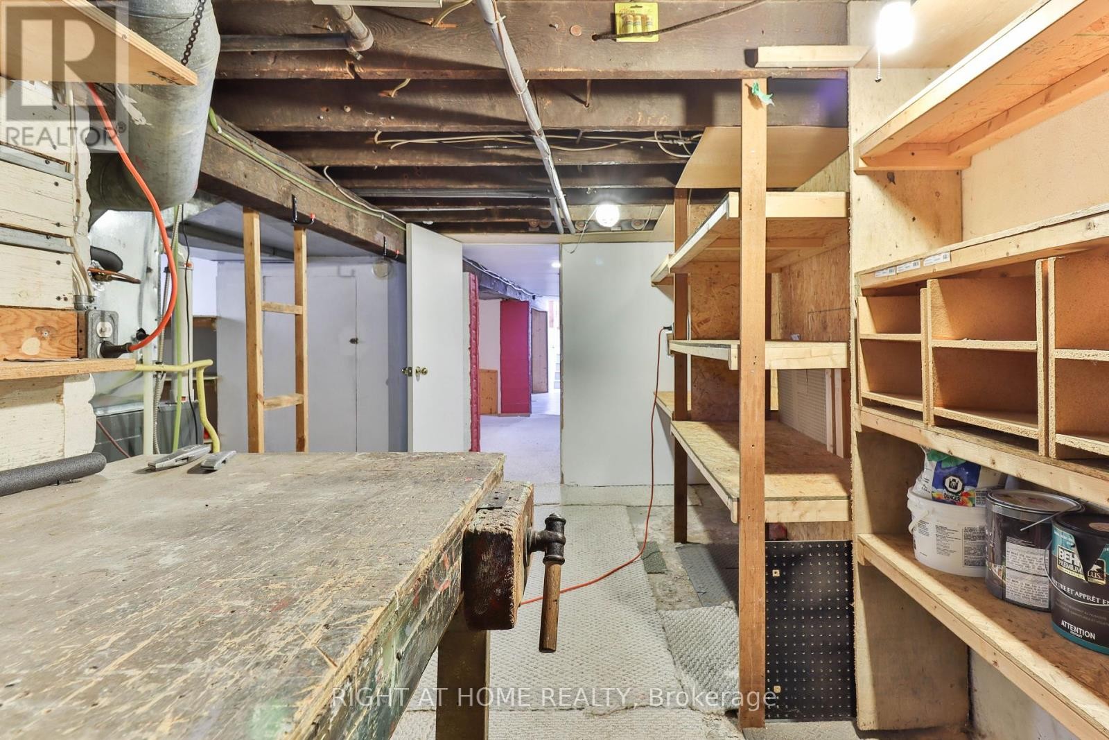 












948 RUNNYMEDE ROAD

,
Toronto (Rockcliffe-Smythe),




Ontario
M6N3W4

