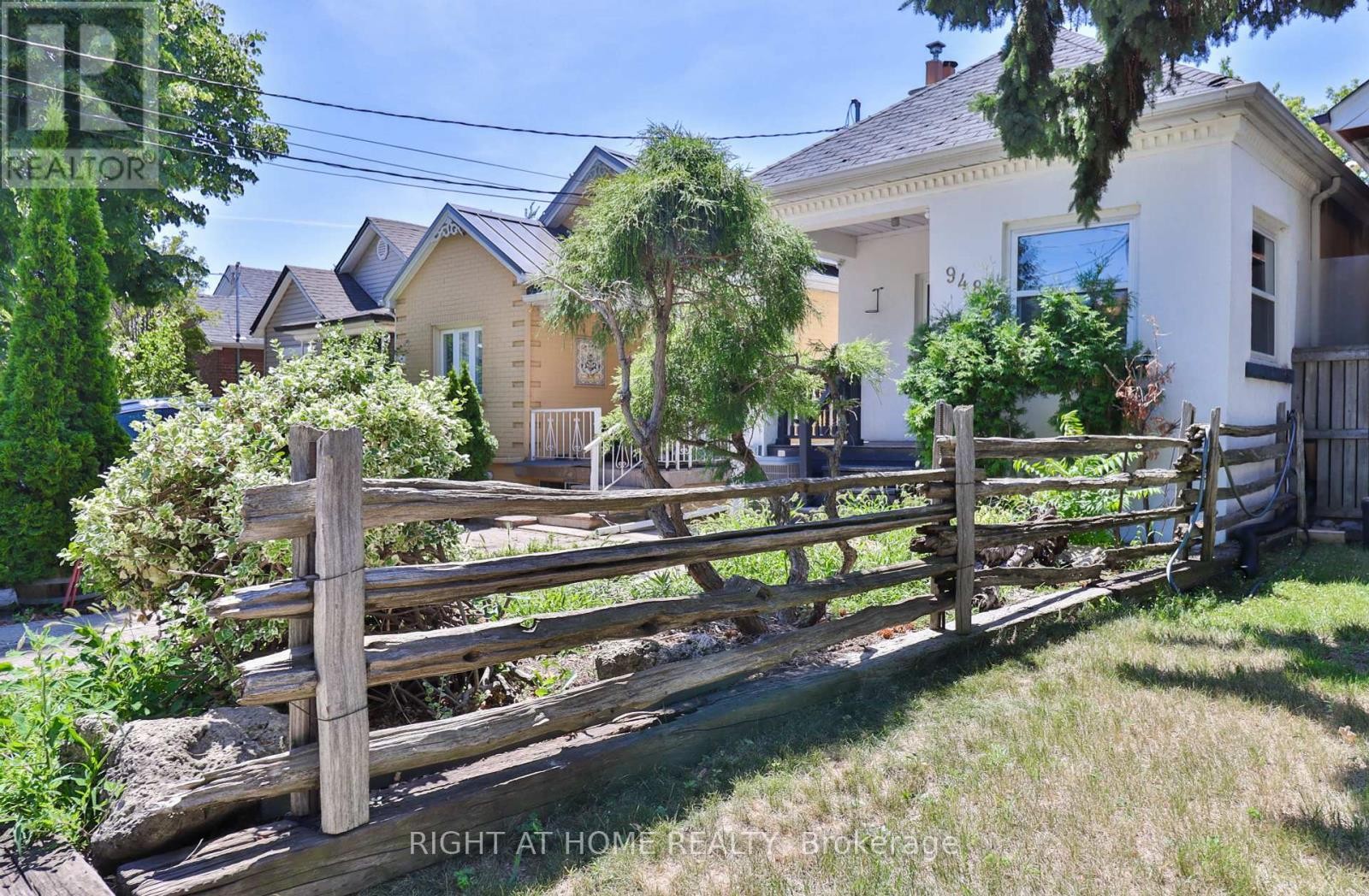 












948 RUNNYMEDE ROAD

,
Toronto (Rockcliffe-Smythe),




Ontario
M6N3W4

