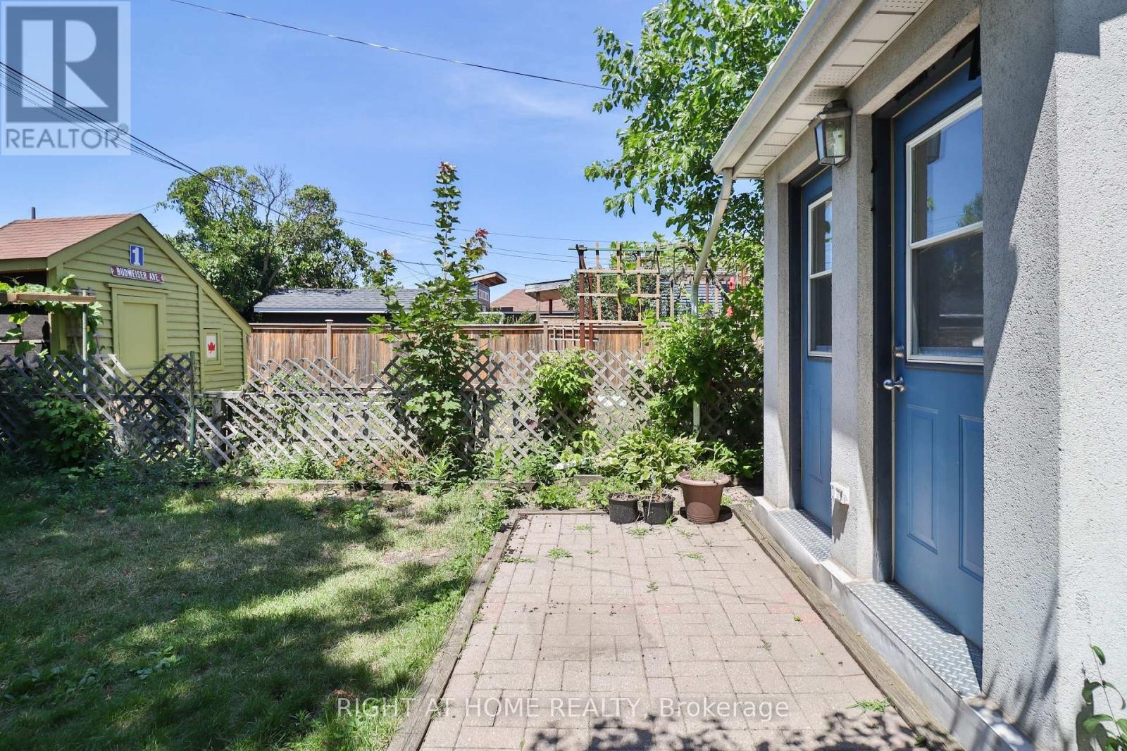 












948 RUNNYMEDE ROAD

,
Toronto (Rockcliffe-Smythe),




Ontario
M6N3W4

